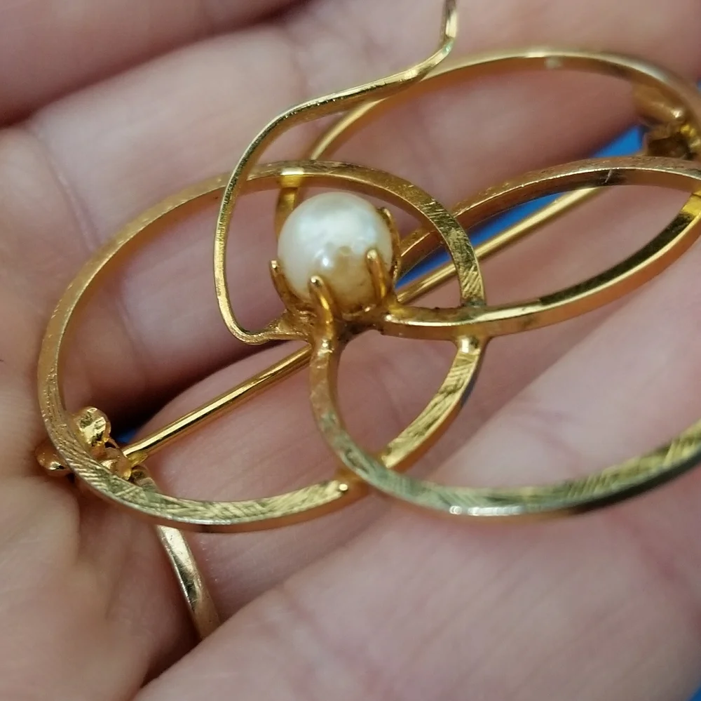Vintage brooch real pearl circle brooch gold tone pearlcore fall autumn pin